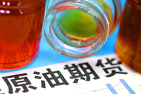 霍尔木兹海峡停摆！全球30%海运石油命脉被掐断，油价直逼80美元关口