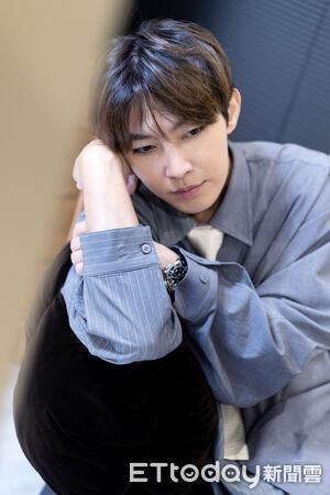 炎亚纶对感情世界侃侃而谈。（图／记者周宸亘摄）