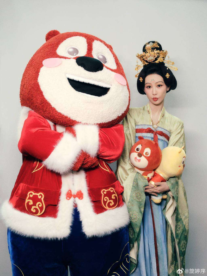  数据显示，自从杨紫代言后，《小动物餐吧》的预约量暴涨了200%，游戏相关话题的阅读量突破了10亿。更有不少原本对游戏并不感兴趣的网友，因为她那段穿着玩偶服的视频而纷纷加入，只为看看杨紫代言的同款餐厅。正如一位粉丝所说：我们爱的从来不是高冷影后，而是那个愿意为角色、为作品放下偶像包袱、展现真实自我的鲜活女孩。或许正是这份真实感，使得她在娱乐圈这个流量更替快速的圈子里，始终占据着不可取代的位置。 现在再看那些调侃她为高冷影后，更像是粉丝对她多面魅力的宠爱。从正剧到偶像剧，从红毯女王到玩偶服送餐员，杨紫一次又一次突破自己的极限，证明了一个事实：真正的演员，根本不需要被标签束缚。下次如果再有人问，这还是那个高冷影后吗？，或许我们可以自豪地回答：不，她是那个总能给我们带来惊喜的杨紫！