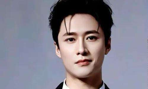  2025年，王凯沐的演艺事业可谓全面开花，成就斐然。1月，他主演的竖屏微短剧《爱不自知》（又名《禁欲大佬沦陷了》）成功入选2024腾讯视频短剧春节档年度短剧推荐，并取得了竖屏短剧推荐值排名第二的好成绩。随后，12月2日，他参演的短剧《非婚不可》播出，紧接着，2月8日，他与王子奇、孙阳、孙怡等人一起出演的异域罪案剧《余烬之上》在腾讯视频播出，受到了观众的热烈反响。而在2月21日，王凯沐主演的竖屏微短剧《为你千千万万次》也在腾讯视频上线，在剧中他饰演的粗犷修车工贺川，凭借其富有层次感的表演给观众留下了深刻的印象。同年12月，他荣获了2025腾讯视频星光大赏年度短剧之星奖项，这是对他演艺成就的最高认可。 无论是电影、电视剧还是短剧领域，王凯沐都在不断挑战自己，突破自己的演艺极限。在未来的日子里，坚信他将继续砥砺前行，为观众带来更多精彩的作品，继续为演艺圈增添浓墨重彩的一笔。