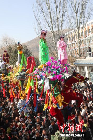 图为民众观看高台表演。中新社记者 马铭言 摄 