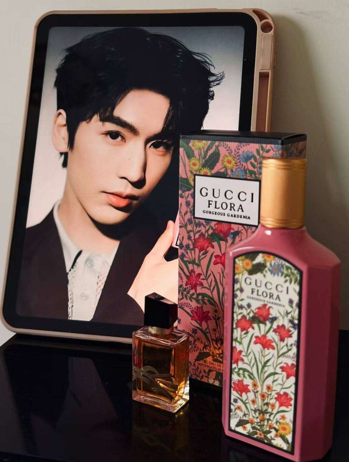  不过，话说回来，送礼的初衷本应是表达心意，然而现在，这个本该纯粹的行为，反而渐渐变了味。过度的攀比和内卷，让送礼反而成了一个负担。有时，送的礼物轻了，怕被看不起；送的重了，又怕对方感到压力，这种微妙的平衡让人左右为难。或许，明星们在送礼时，能够多一些真诚的心意，少一些功利的计算，让礼物重新回归到它本来的意义。毕竟，真心的祝福和关怀，远比任何昂贵的物品更能触动人心。