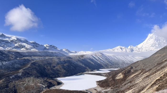 2月22日上午，从小垭口附近看到的库拉岗日和介久措。受访者供图