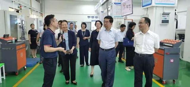 黄震调研走访企业、学校。受访者供图