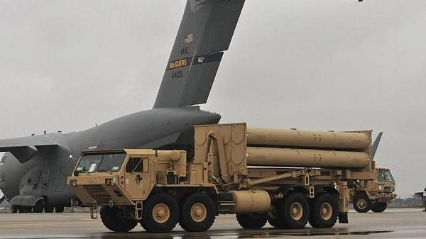 美军运输机卸载“萨德”系统发射器