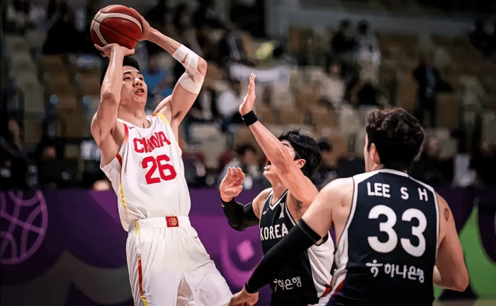 下一场比赛，中国男篮要对阵刚刚击败韩国男篮的中国台北，面对对方的三名CBA主力核心林庭谦、刘铮和陈盈骏，以及混血后卫雷蒙恩，如果朱俊龙能够继续限制住他们的外线火力，中国男篮大概率会拿下这场胜利，重新占据出线主动权。对于26岁正值当打之年的朱俊龙，只要接下来不出现重大的伤病，未来很长一段时间，应该都会坐稳中国男篮主力锋线的位置。