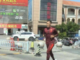 自律!吴曦结束隔离后在南京街头跑步保持体能