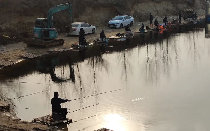 ▲2月24日，正月初八，彩虹垂钓园里钓鱼的人。 新京报记者 赵敏 摄