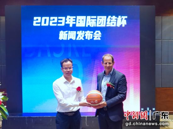 图为国际篮联全球市场总监安德鲁斯・比菲格向深圳市文化广电旅游体育局赠送篮球。 作者 陈文
