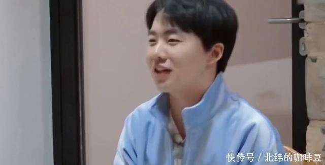  更为有趣的是，戏中的她是权谋高手、复仇女王，而在综艺节目中，她又是个活宝。她与郭麒麟互怼的互动，像极了在说相声，两人一会儿挖坑，一会儿反被挖坑，每次都能秒接梗。甚至在镜头前做个wink，却被助理完全忽视，她顺势脱口而出媚眼抛给瞎子看，结果这一句成了年度热梗。这样戏里美强惨，戏外却又是喜剧人的反差魅力，难怪观众越来越喜欢她。 现在，孟子义手上还有几部待播剧，从民国姨娘到武侠梅超风，角色跨度大到令人吃惊。虽然有人说她靠美貌撑戏，但她一年拍三部戏连续不断，并且让《九重紫》这样的一部作品逆袭成黑马，这份敬业和坚持无疑是无法否认的。内娱虽然不缺美人，但缺少的恰恰是像孟子义这样能扛事、肯吃苦的美人。孟子义通过实际行动证明，成名从来不是偶然，而是一部部戏一场场的磨砺中逐步积累出来的。 接下来，我们只能坐等她的新剧开播，看看这位横店钉子户还能给我们带来多少惊喜。你最期待她的哪部作品呢？欢迎在评论区聊聊。