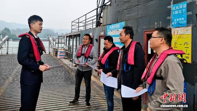 图为南宁海事局在长塘渡口开展渡运安全教育活动。郑清欣 摄