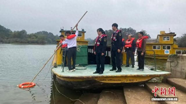 图为贵港海事局执法人员现场指导渡船船员开展应急演练。荣辉 摄