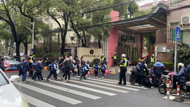 3月2日早上，上海市民办宏星小学门口，学生有序进入校门。澎湃新闻记者 韩晓蓉 图