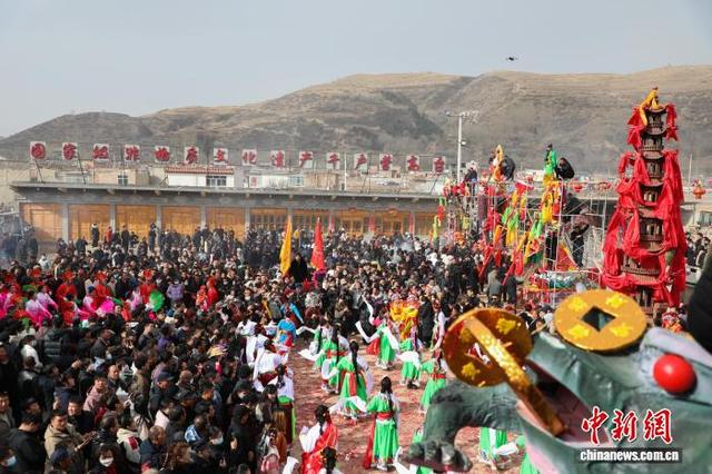 图为民众观看高台表演。中新社记者 马铭言 摄 