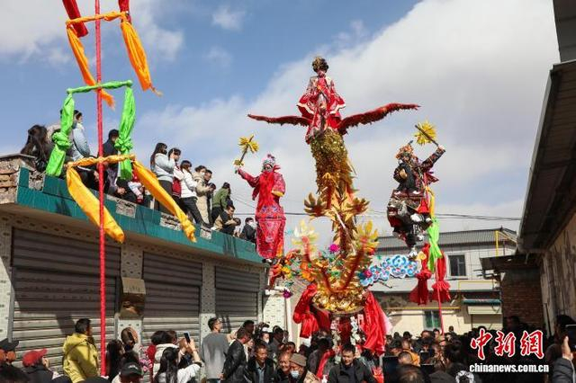 图为高台《九天玄女》表演现场。中新社记者 马铭言 摄 