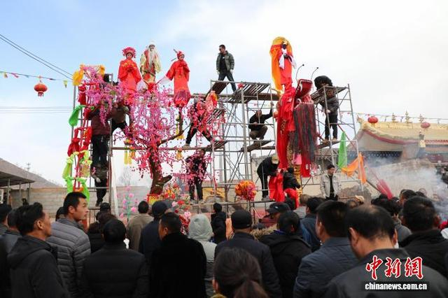 图为民众观看高台准备过程。中新社记者 马铭言 摄 