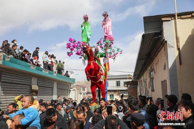 图为民众观看高台表演。中新社记者 马铭言 摄 