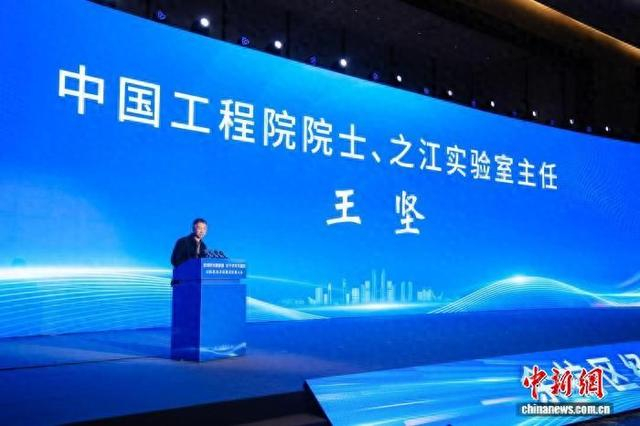 王坚在大会现场发表演讲。 余杭区委宣传部供图