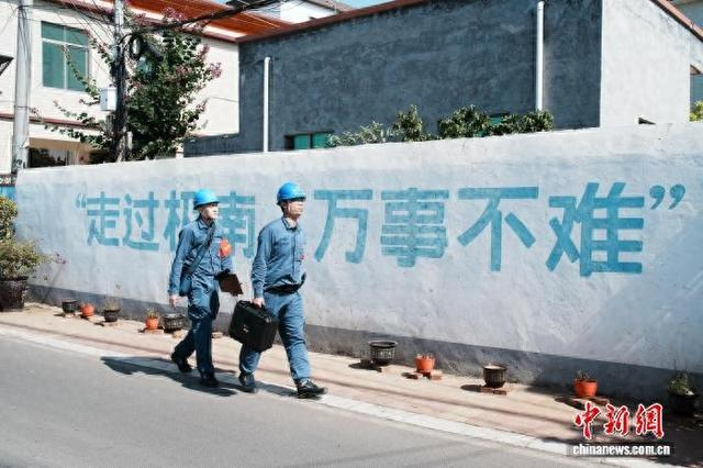 南方电网广东湛江徐闻供电局对南极村开展保供电工作，护航文旅产业春节期间用电安全可靠。广东电网公司 供图