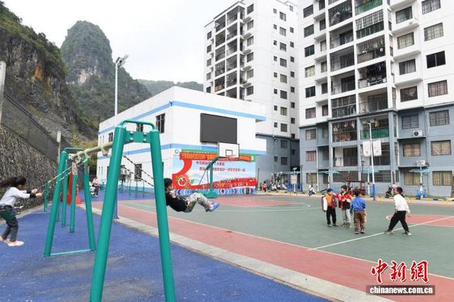 图为龙岩社区内环境整洁，篮球场、健身器材等设施俱全。林浩 摄