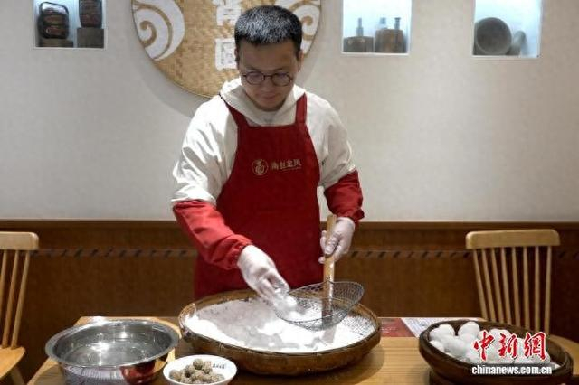 2月27日，泉州海丝金凤元宵圆第四代传人林永松在店内制作元宵圆。 柯宁 摄
