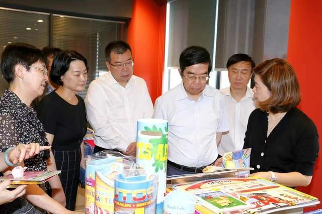 黄震调研走访企业、学校。受访者供图