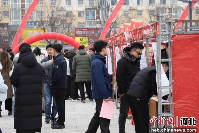 图为各招聘公司摊位前，咨询者络绎不绝。 杨洋 摄