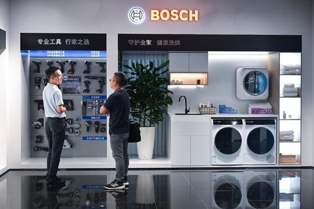 2025年9月10日，在上海虹桥临空经济示范区内的博世公司展厅，来访者在展品前交流。新华社记者 陈浩明 摄