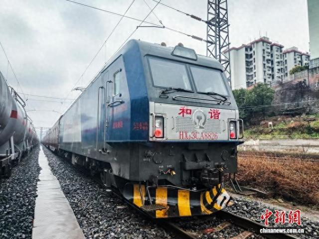 搭载“荆门造”汽车的货运班列从荆门车站驶出。李维 摄