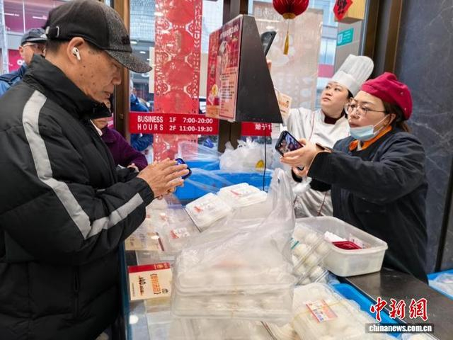 3月2日，上海市民在购买汤圆。随着元宵节的临近，上海老字号汤圆热销起来。中新社记者 汤彦俊 摄