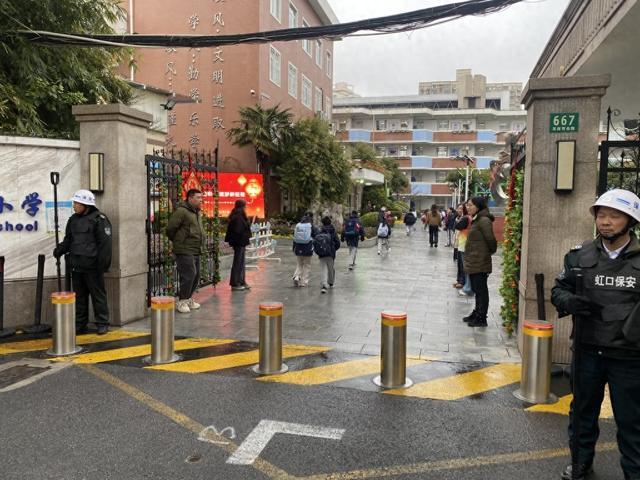 3月2日早上，上海市虹口区四中心小学门口，学生陆续到校。澎湃新闻记者 韩晓蓉 图