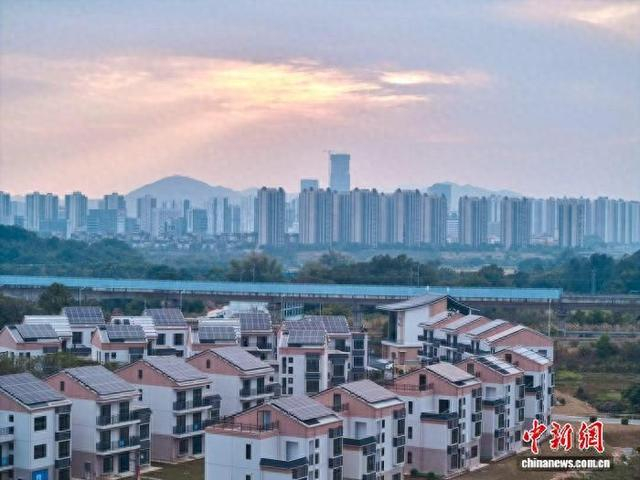 南方电网广东广州供电局在迳下村建设“光储直柔”智能配电网，可实现清洁能源100%消纳。广州供电局 供图