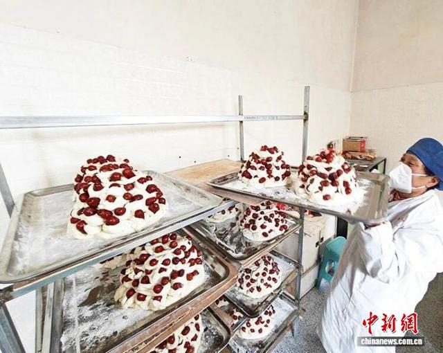 灯糕是一种花馍，以白面和红枣为原料，一层一层制作，预示着日子步步登高。 向峥 摄