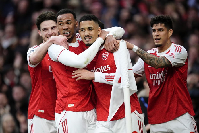 阿森纳两名中卫“高塔”萨利巴（右二）和加布里埃尔（左二）制造第一个进球