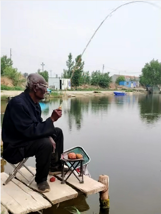 老安在老乔开的垂钓园钓鱼。 受访者供图