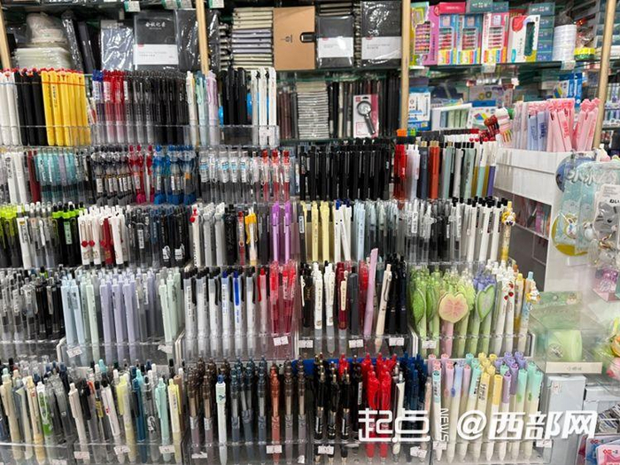 西安一文具店中，书包、笔记本、钢笔、笔袋等各类学习用品琳琅满目。