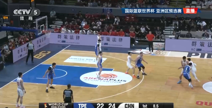 △第一节比赛中 廖三宁助攻朱俊龙命中准压哨三分