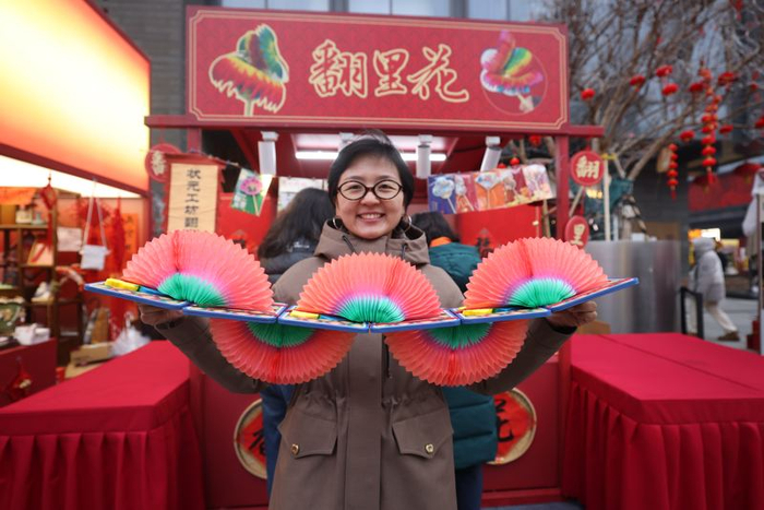 北京隆福寺新春市集，“翻里花”非遗技艺传承人李梅展示翻里花。新京报记者 王贵彬 摄