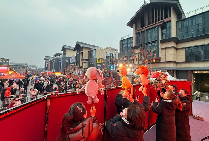 隆福寺新春市集木偶戏表演。新京报记者 王贵彬 摄