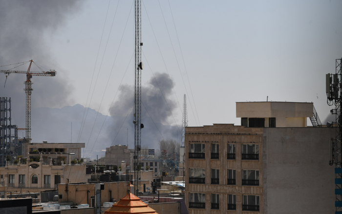 ▲3月1日，伊朗首都德黑兰的浓烟。图/新华社