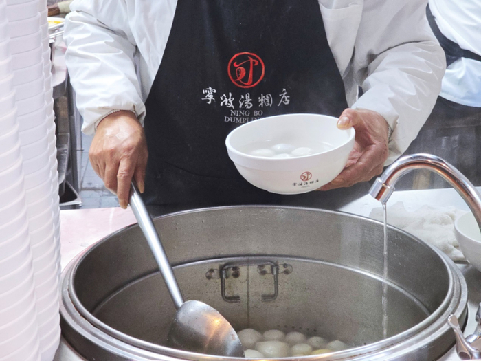 上海豫园宁波汤团店内师傅正在煮汤团。受访者供图