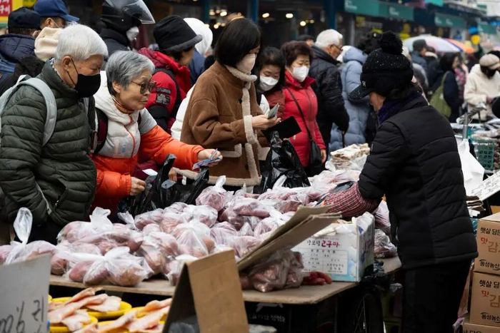 2月12日，人们在韩国首尔一家市场进行春节前采购。新华社发（全休相摄）