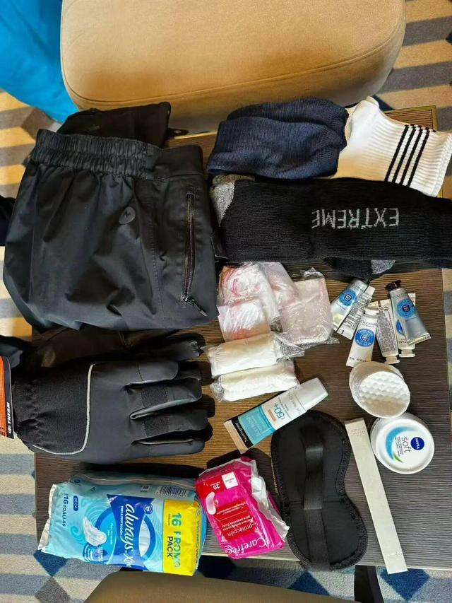 陆女士和同行女生下船前托付的物资。受访者供图