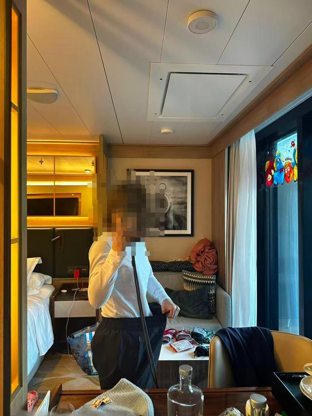 陆女士身着借来的防水裤。受访者供图