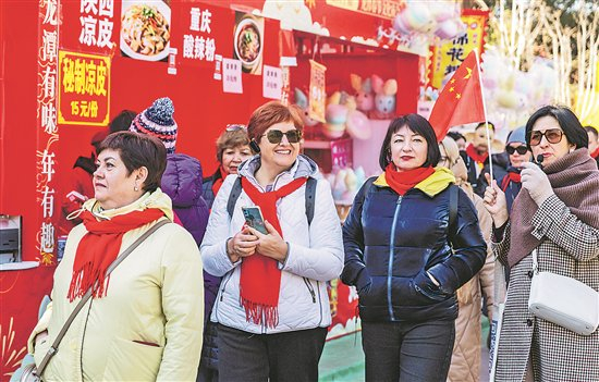 春节假期，外国游客在北京龙潭湖公园逛春节文化庙会。新华社发（赵琦 摄）