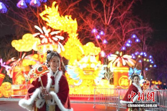 1月30日晚，2026年重庆市新春灯会——“禧欢霓”园博园大型水上灯会正式亮灯。中新社记者何蓬磊摄