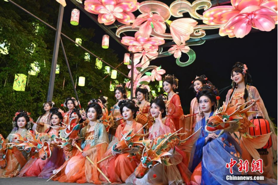 2025年1月22日，广东广州，2025年粤港澳大湾区灯会正式亮灯迎客。（资料图）中新社记者陈骥旻摄