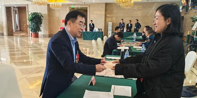 连玉明委员（左）报到。本人供图