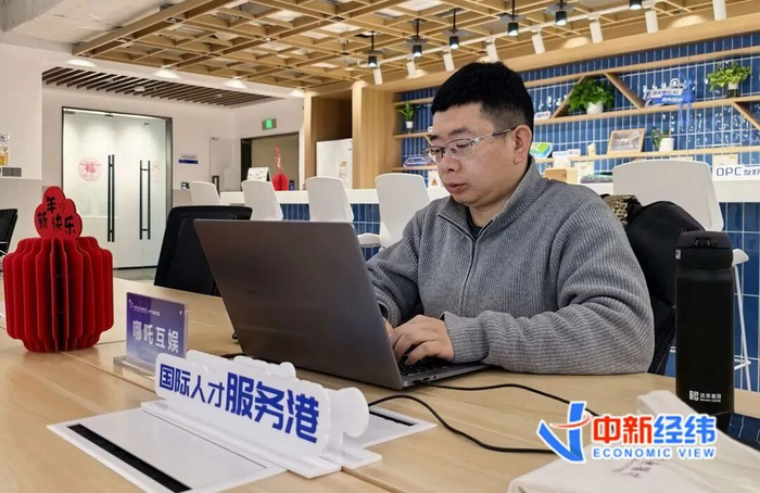 苏魁在AI北纬社区工作 中新经纬 谢婧雯摄