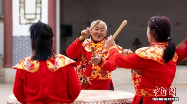 3月3日，内蒙古托克托县，75岁的寿阳鼓队总指挥张海生在演出前为演员进行排练。中新社发 乌力更 摄 